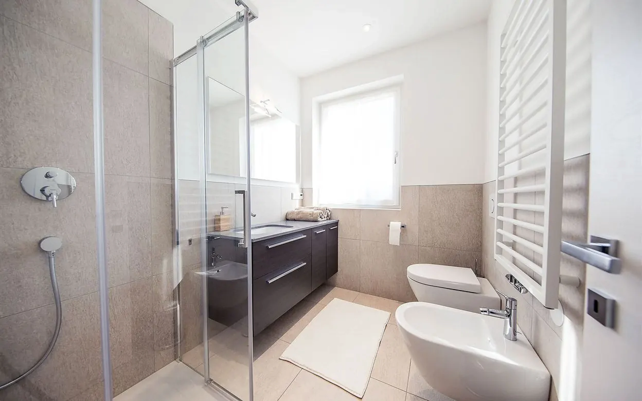 Modernes Badezimmer mit Dusche