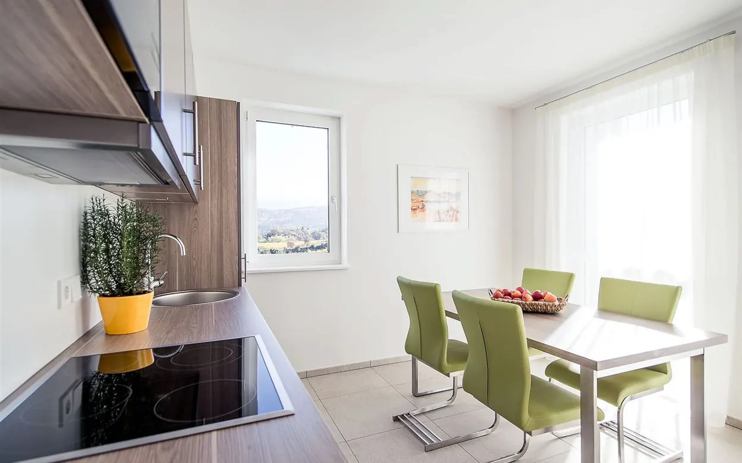 Helle Küche mit Essplatz in einem Apartment