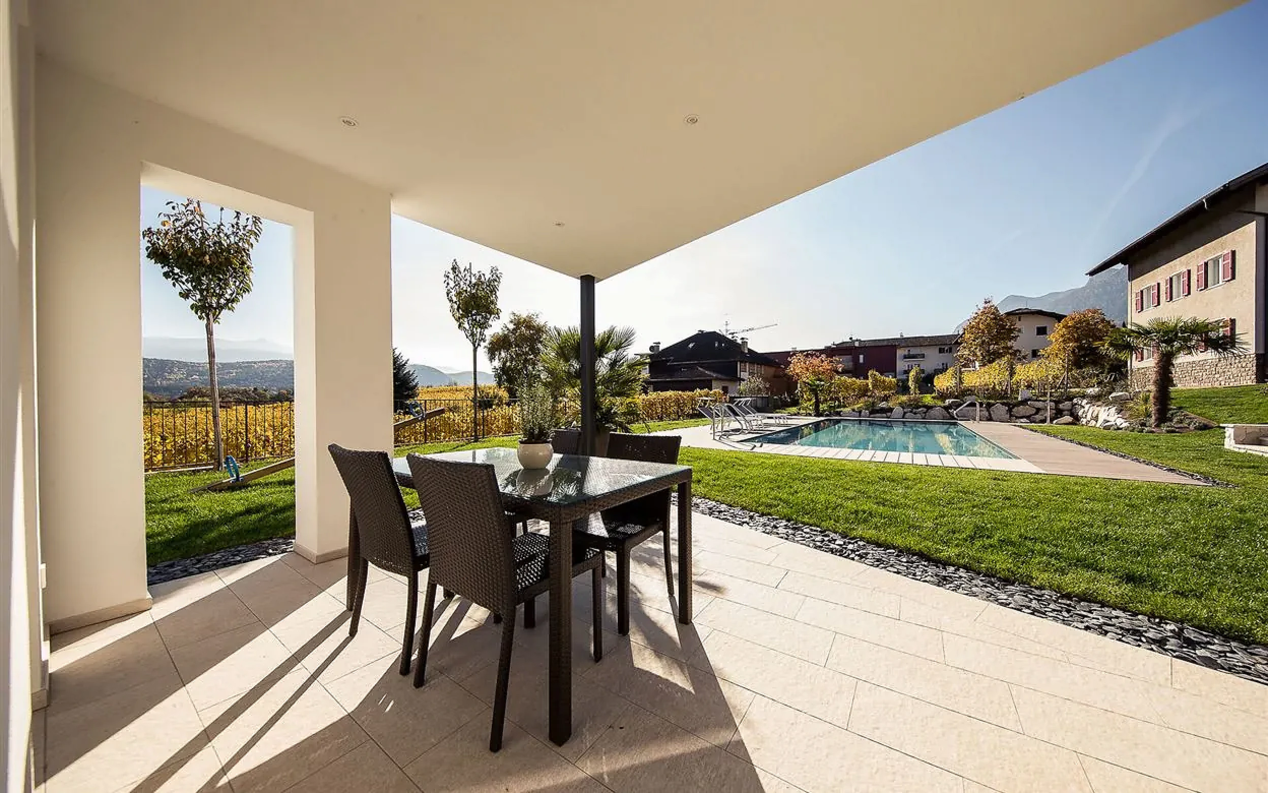 Überdachte Apartmentterrasse mit Blick zum Pool